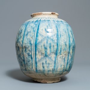 Un vase, un bol et un plat en céramique persane en bleu et blanc, Syrie et/ou Iran, 18/19ème — photo 3