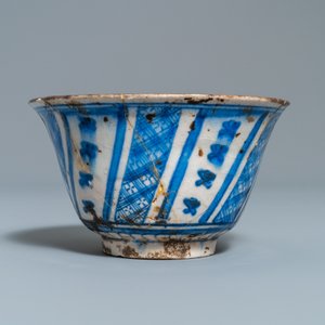 Un vase, un bol et un plat en céramique persane en bleu et blanc, Syrie et/ou Iran, 18/19ème — photo 8