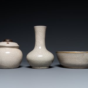 Un vase, un bol et une pipe à eau en porcelaine de Chine de type ge, 18/19ème — photo 2