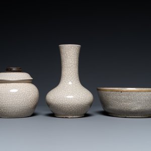 Un vase, un bol et une pipe à eau en porcelaine de Chine de type ge, 18/19ème — photo 4