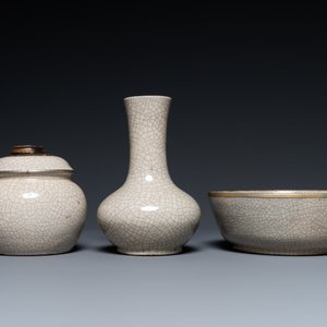 Un vase, un bol et une pipe à eau en porcelaine de Chine de type ge, 18/19ème — photo 5