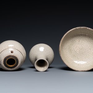 Un vase, un bol et une pipe à eau en porcelaine de Chine de type ge, 18/19ème — photo 6