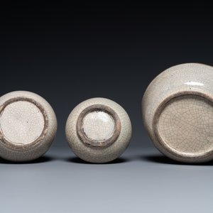 Un vase, un bol et une pipe à eau en porcelaine de Chine de type ge, 18/19ème — photo 7
