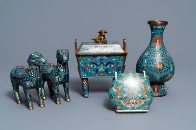 Un vase, un brûle-parfum, un panneau ruyi et une paire de daims en émaux cloisonnés, Chine, 18ème et après