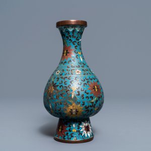Un vase, un brûle-parfum, un panneau ruyi et une paire de daims en émaux cloisonnés, Chine, 18ème et après — photo 11