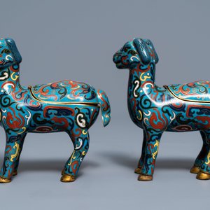 Un vase, un brûle-parfum, un panneau ruyi et une paire de daims en émaux cloisonnés, Chine, 18ème et après — photo 18