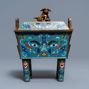 Un vase, un brûle-parfum, un panneau ruyi et une paire de daims en émaux cloisonnés, Chine, 18ème et après — photo 2