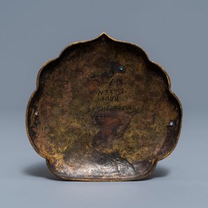 Un vase, un brûle-parfum, un panneau ruyi et une paire de daims en émaux cloisonnés, Chine, 18ème et après — photo 21