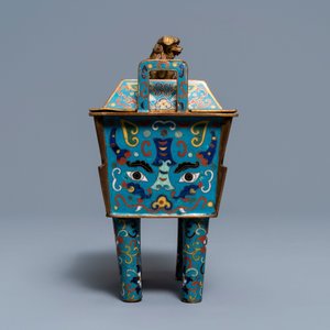 Un vase, un brûle-parfum, un panneau ruyi et une paire de daims en émaux cloisonnés, Chine, 18ème et après — photo 5