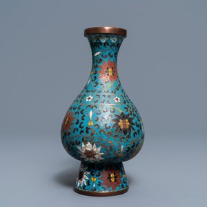 Un vase, un brûle-parfum, un panneau ruyi et une paire de daims en émaux cloisonnés, Chine, 18ème et après — photo 10