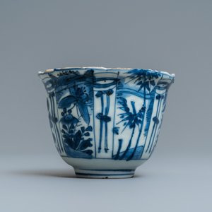 Un vase, un plat, un bol au corbeau et une coupe en porcelaine de Chine en bleu et blanc de type kraak, Wanli — photo 12