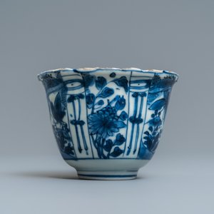 Un vase, un plat, un bol au corbeau et une coupe en porcelaine de Chine en bleu et blanc de type kraak, Wanli — photo 13