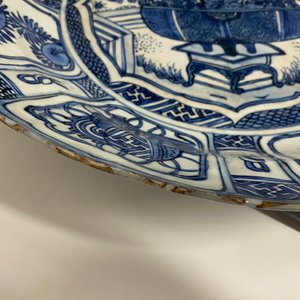 Un vase, un plat, un bol au corbeau et une coupe en porcelaine de Chine en bleu et blanc de type kraak, Wanli — photo 18