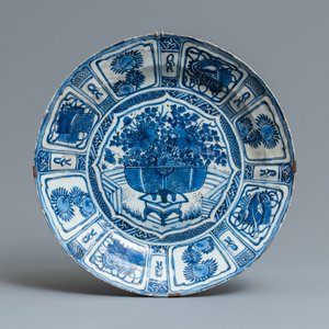 Un vase, un plat, un bol au corbeau et une coupe en porcelaine de Chine en bleu et blanc de type kraak, Wanli — photo 2
