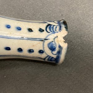Un vase, un plat, un bol au corbeau et une coupe en porcelaine de Chine en bleu et blanc de type kraak, Wanli — photo 21