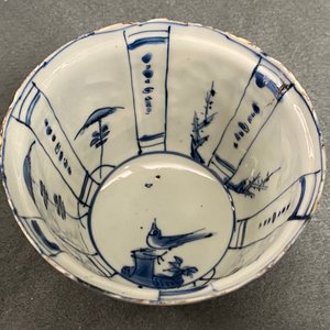 Un vase, un plat, un bol au corbeau et une coupe en porcelaine de Chine en bleu et blanc de type kraak, Wanli — photo 24