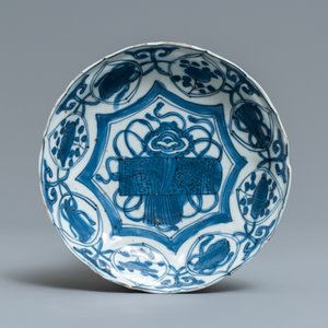 Un vase, un plat, un bol au corbeau et une coupe en porcelaine de Chine en bleu et blanc de type kraak, Wanli — photo 4