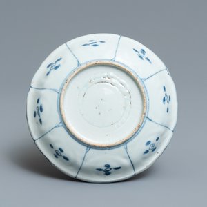 Un vase, un plat, un bol au corbeau et une coupe en porcelaine de Chine en bleu et blanc de type kraak, Wanli — photo 5