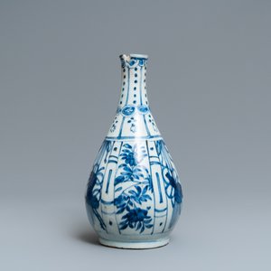Un vase, un plat, un bol au corbeau et une coupe en porcelaine de Chine en bleu et blanc de type kraak, Wanli — photo 8