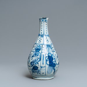 Un vase, un plat, un bol au corbeau et une coupe en porcelaine de Chine en bleu et blanc de type kraak, Wanli — photo 9