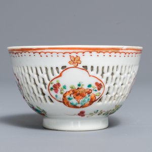 Un vase, une théière et une tasse et soucoupe en porcelaine de Chine grisaille et famille rose, Yongzheng/Qianlong — photo 11