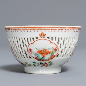 Un vase, une théière et une tasse et soucoupe en porcelaine de Chine grisaille et famille rose, Yongzheng/Qianlong — photo 13