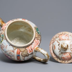 Un vase, une théière et une tasse et soucoupe en porcelaine de Chine grisaille et famille rose, Yongzheng/Qianlong — photo 21