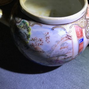 Un vase, une théière et une tasse et soucoupe en porcelaine de Chine grisaille et famille rose, Yongzheng/Qianlong — photo 24