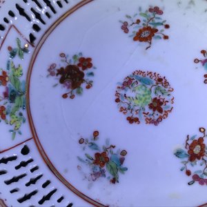 Un vase, une théière et une tasse et soucoupe en porcelaine de Chine grisaille et famille rose, Yongzheng/Qianlong — photo 34
