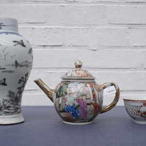 Un vase, une théière et une tasse et soucoupe en porcelaine de Chine grisaille et famille rose, Yongzheng/Qianlong — photo 38