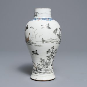 Un vase, une théière et une tasse et soucoupe en porcelaine de Chine grisaille et famille rose, Yongzheng/Qianlong — photo 5