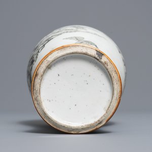 Un vase, une théière et une tasse et soucoupe en porcelaine de Chine grisaille et famille rose, Yongzheng/Qianlong — photo 6