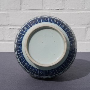 Un vase yuhuchunping en porcelaine de Chine bleu, blanc et rouge de cuivre, Qianlong — photo 12