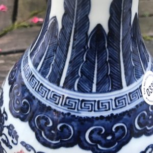 Un vase yuhuchunping en porcelaine de Chine bleu, blanc et rouge de cuivre, Qianlong — photo 17