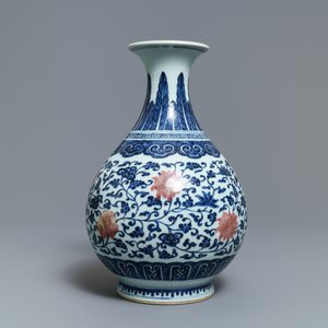 Un vase yuhuchunping en porcelaine de Chine bleu, blanc et rouge de cuivre, Qianlong — photo 2