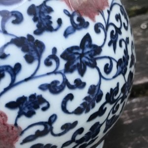 Un vase yuhuchunping en porcelaine de Chine bleu, blanc et rouge de cuivre, Qianlong — photo 27