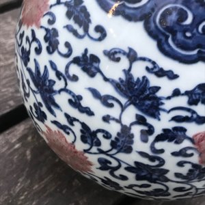 Un vase yuhuchunping en porcelaine de Chine bleu, blanc et rouge de cuivre, Qianlong — photo 31
