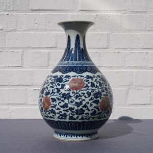 Un vase yuhuchunping en porcelaine de Chine bleu, blanc et rouge de cuivre, Qianlong — photo 9