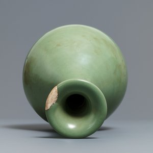 Un vase yuhuchunping en porcelaine de Chine céladon de Longquan, Yuan — photo 6