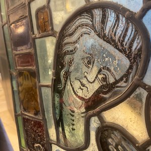 Un vitrail composé d'éléments en verre peint et teinté, France, 13ème et après — photo 6