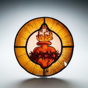 Un vitrail en verre peint représentant le Sacré Coeur, France, 17ème — photo 4
