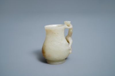 Une aiguière à anse en forme de chilong en jade céladon et rouille, Qing