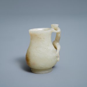 Une aiguière à anse en forme de chilong en jade céladon et rouille, Qing — photo 1