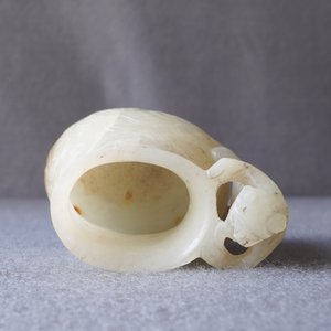 Une aiguière à anse en forme de chilong en jade céladon et rouille, Qing — photo 12