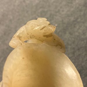 Une aiguière à anse en forme de chilong en jade céladon et rouille, Qing — photo 14