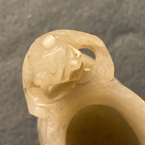 Une aiguière à anse en forme de chilong en jade céladon et rouille, Qing — photo 16