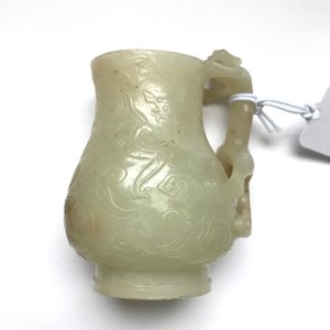Une aiguière à anse en forme de chilong en jade céladon et rouille, Qing — photo 23