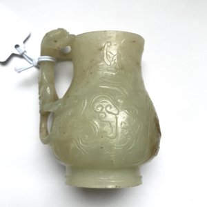 Une aiguière à anse en forme de chilong en jade céladon et rouille, Qing — photo 24