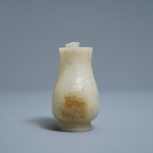Une aiguière à anse en forme de chilong en jade céladon et rouille, Qing — photo 3