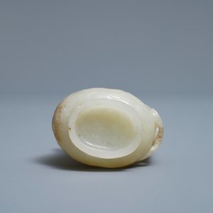 Une aiguière à anse en forme de chilong en jade céladon et rouille, Qing — photo 7